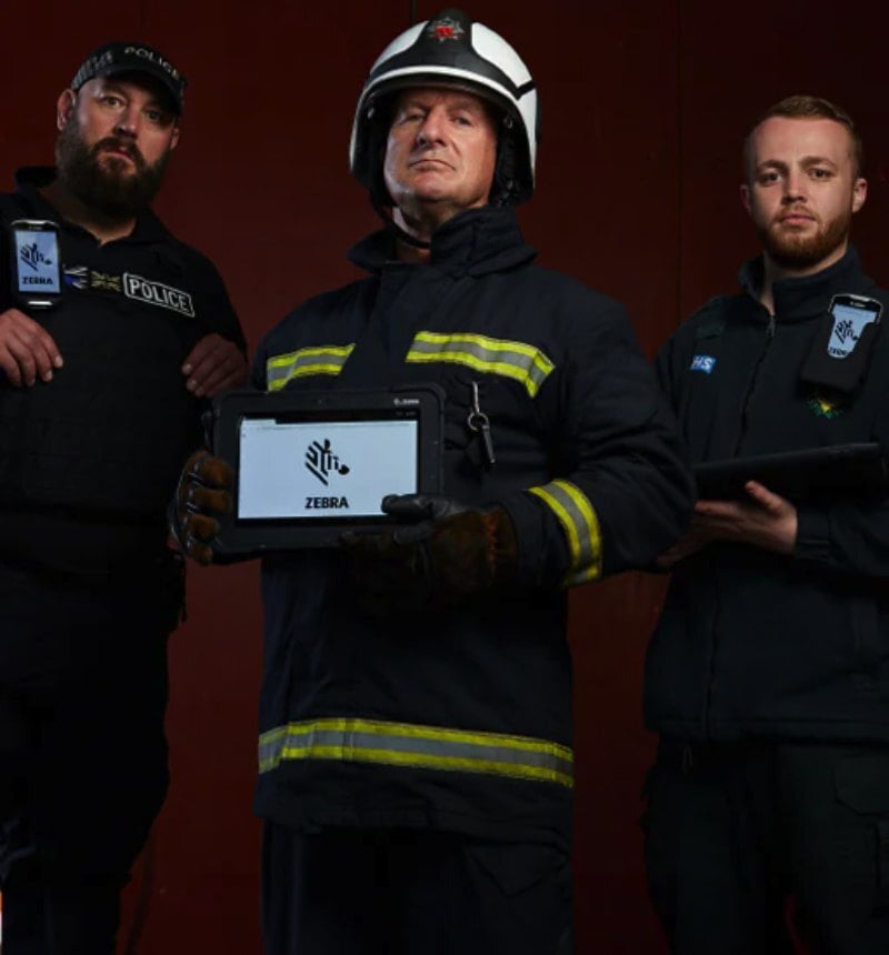 Equipe de segurança pública com tablet Zebra