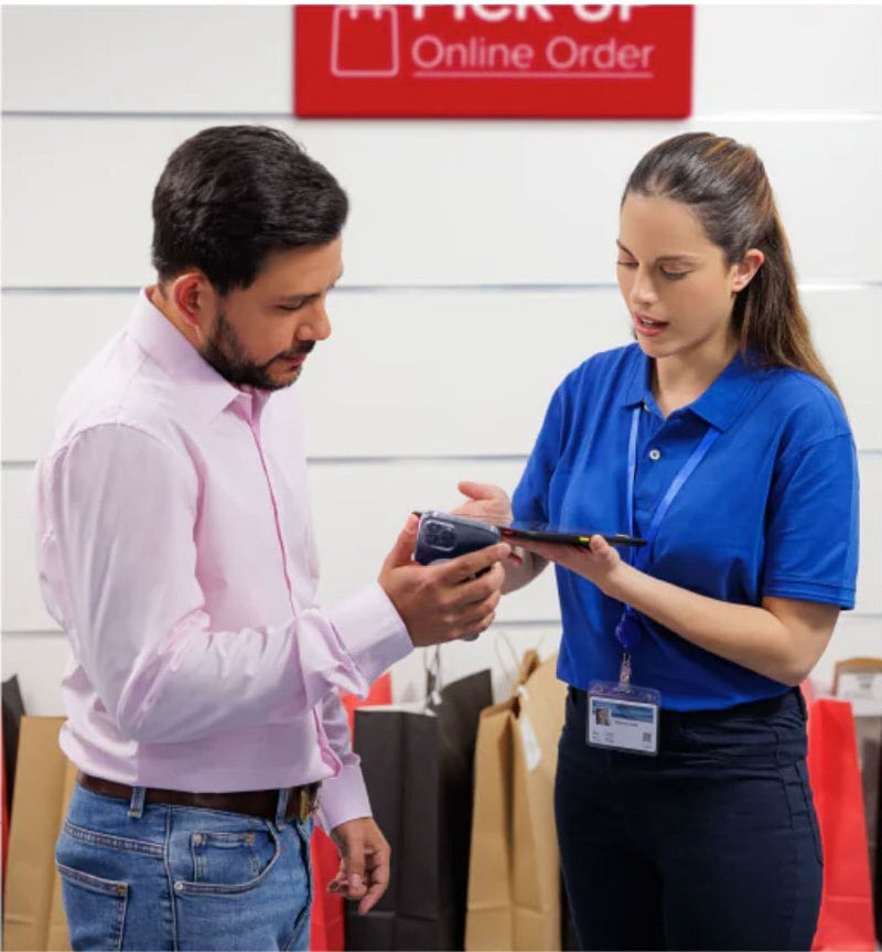 Atendente e cliente usando um dispositivo móvel Zebra em uma loja